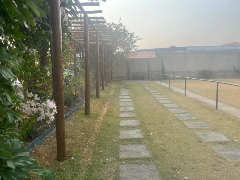 Apartamento de 02 quartos com uma vaga demarcada